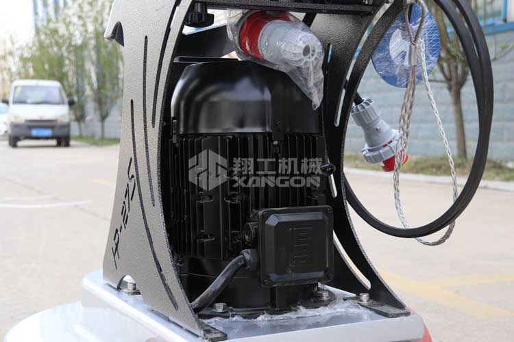 拋光機(jī)是為了讓地面表面有光澤，需要先研磨后才可以?huà)伖?。拋光分為粗拋和精拋，這時(shí)候可以使用拋光機(jī)，配合拋光墊，提高地面的光澤度。高速地坪拋光機(jī)讓你輕松完成地坪拋光工作，提高地坪亮度。