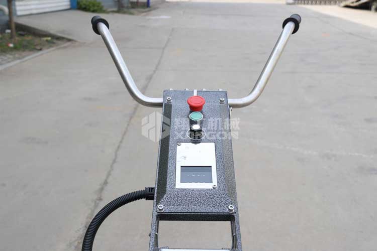 拋光機(jī)是為了讓地面表面有光澤，需要先研磨后才可以?huà)伖狻伖夥譃榇謷伜途珤?，這時(shí)候可以使用拋光機(jī)，配合拋光墊，提高地面的光澤度。高速地坪拋光機(jī)讓你輕松完成地坪拋光工作，提高地坪亮度。