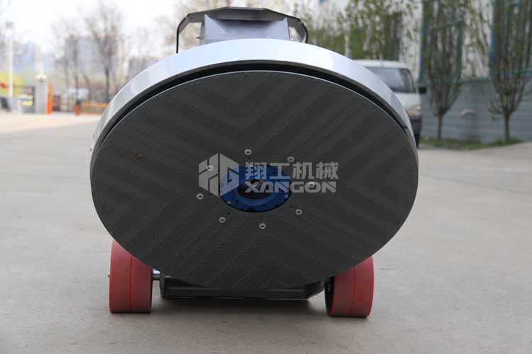 拋光機(jī)是為了讓地面表面有光澤，需要先研磨后才可以?huà)伖狻伖夥譃榇謷伜途珤?，這時(shí)候可以使用拋光機(jī)，配合拋光墊，提高地面的光澤度。高速地坪拋光機(jī)讓你輕松完成地坪拋光工作，提高地坪亮度。