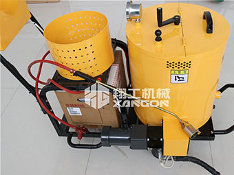 翔工瀝青灌縫機(jī)打造競(jìng)爭(zhēng)優(yōu)勢(shì)，在養(yǎng)護(hù)設(shè)備市場(chǎng)中脫穎而出