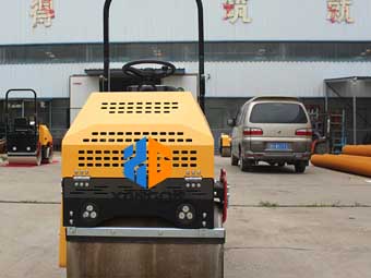 座駕壓路機“身材小，能量大”