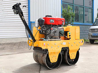 小型壓路機雨季夜間施工應該注意哪些問題呢？