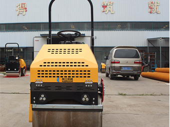  如何讓小型壓路機(jī)適應(yīng)市場的發(fā)展？