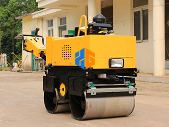 小型壓路機(jī)廠家堅持以服務(wù)制勝