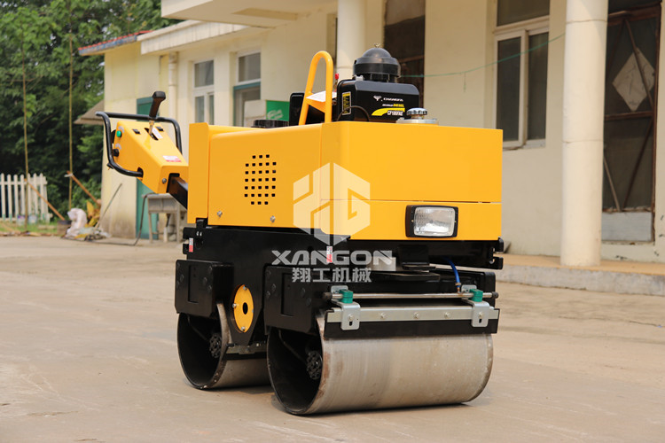 小型壓路機上坡下坡有技巧，萬萬不可大意