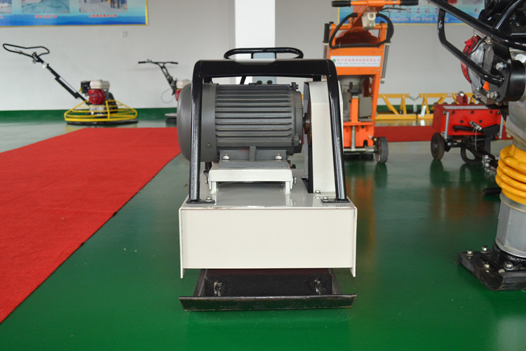 平板夯對(duì)于泥土壓實(shí)作用很大，沒人反駁吧？